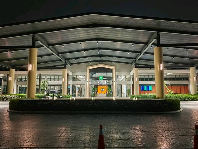 "Smart Stays, Smooth Transfers – Your Budget Gateway Near KLIA"