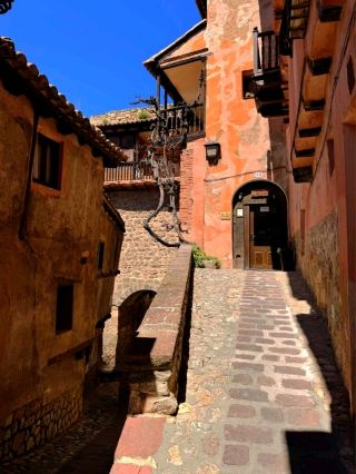 아르바라신(Albarracín)의 매우 인기 있는 장소로 꼭 방문해야 할 곳입니다.