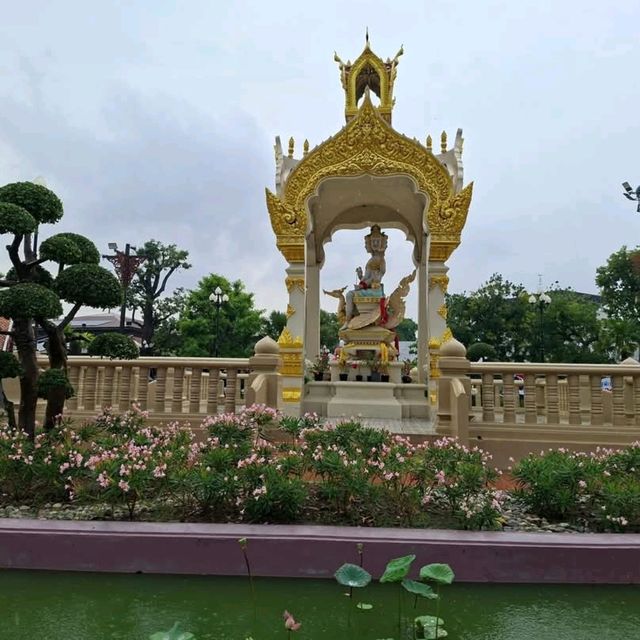 ร้านโอยั๊วะ ด้านหน้าเมืองโบราณ