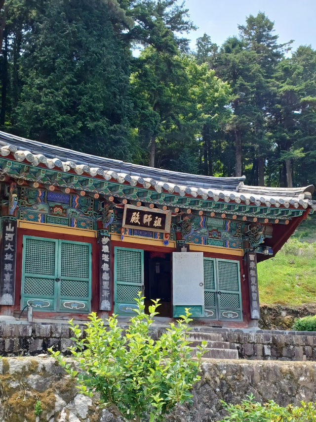 자연과 어우러진 고요한 산사
