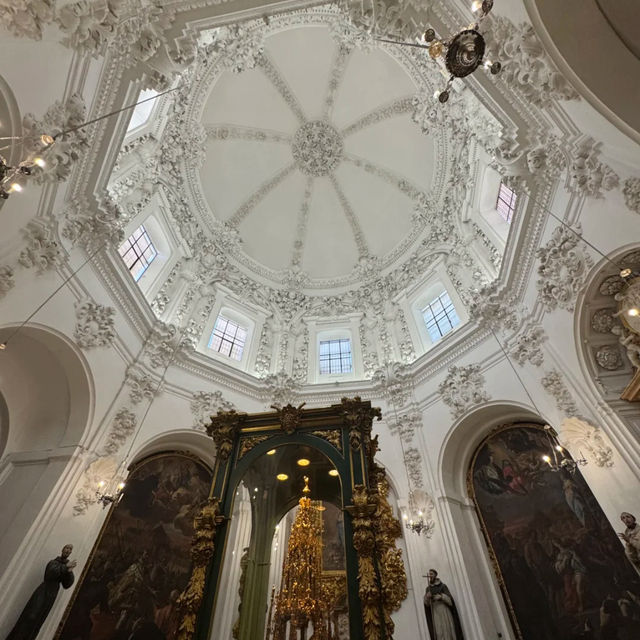 Cordoba's Mosque-Cathedral: A Stunning Blend of Faiths! 🕌⛪