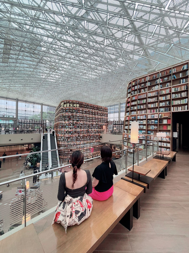 【韓国🇰🇷女子旅】ど迫力の図書館📚旅の記念の一冊に出会おう 【별마당 도서관・星広場図書館】 （ピョルマダントソグ