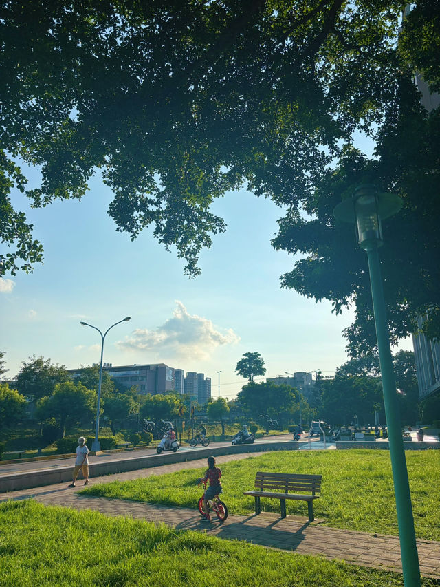 🌳竹北兒18公園｜綠意中的親子天堂，滑梯草地一次擁有！