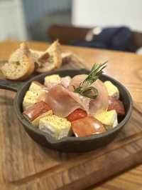 【上環巷口露營風Cafe ⛺️ 晚市主打歐陸fusion菜+自家製甜品都有驚喜✨】