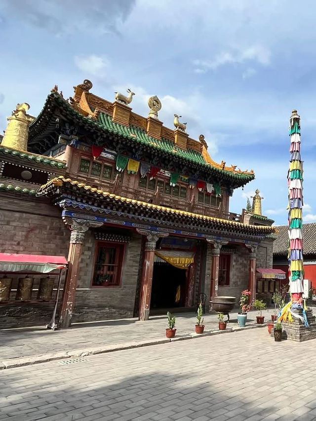 📿 席力图召 Xilituzhao Temple – Hohhot’s Grand Lama Temple Across from Dazhao