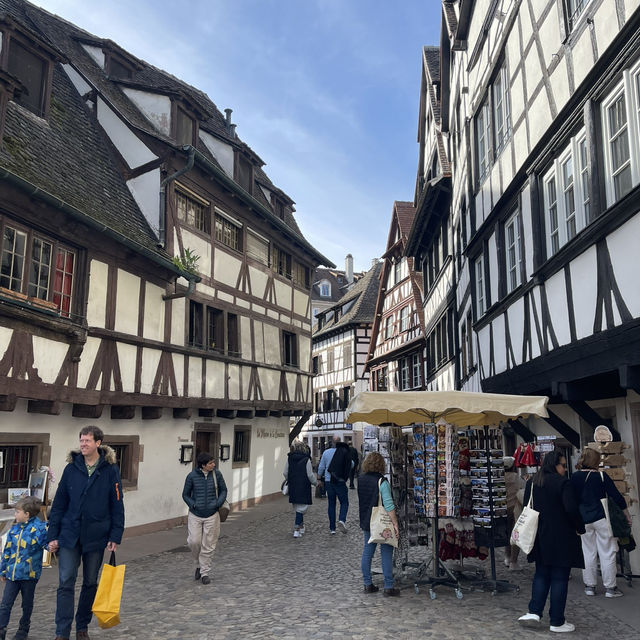 Strasbourg  เมืองสายน้ำสุดคลาสสิคแห่งฝรั่งเศส