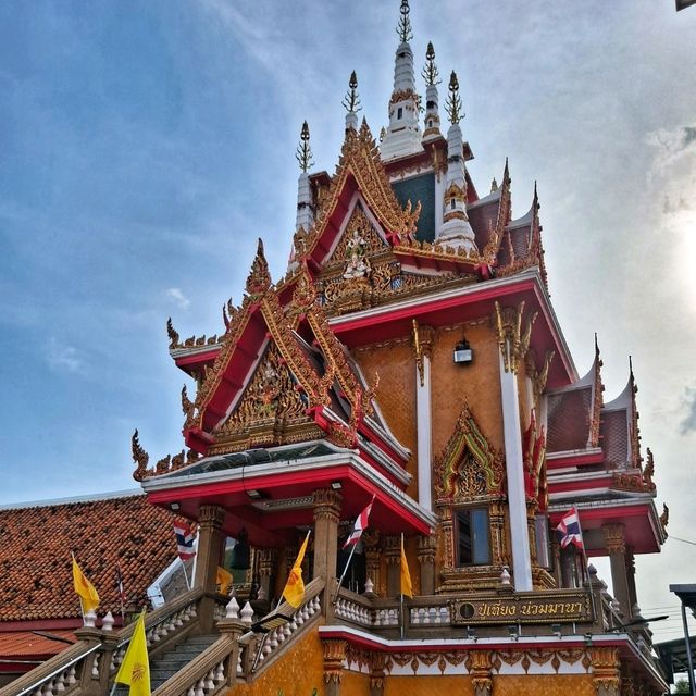 สักการะหลวงพ่อโต พระพุทธโสธรจำลองที่เมืองปากน้ำ