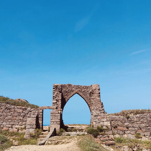 Island Pulse: A Solo Traveller's Base in Saint Helier, Jersey 🌊