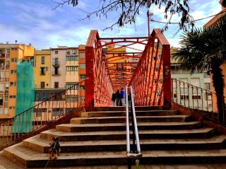 지로나 시내 중심가에서 가장 유명한 관광 명소 중 하나