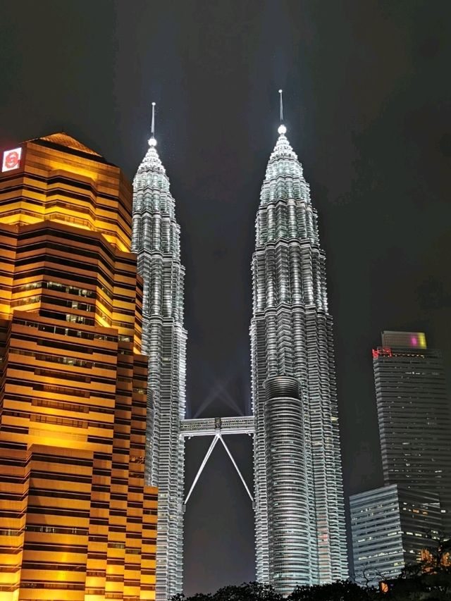 Petronas Twin Towers จุดแลนด์มาร์กสุดอลังการ ✨