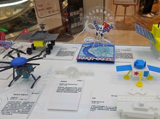 展板前探索創意世界，青少年創科實踐挑戰賽作品展