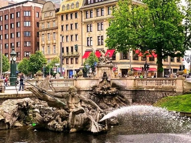 🏘️ Old Town Zurich (Altstadt) – A Walk Through History 🏘️ 🏘️ Old Town Zurich (Altstadt) – A Walk Through History 🏘️