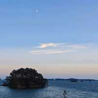 紅色橋上漫步賞晴空🌤️