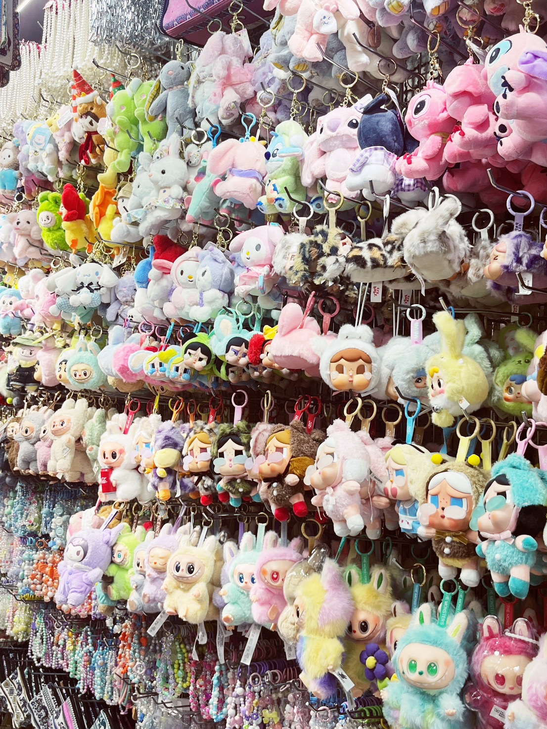 Selamat datang di Pasar Pratunam—distrik perbelanjaan yang ramai dan luas yang tidak pernah tidur! Sebagai pusat grosir dan ritel fashion terbesar di Bangkok, pasar ini menawarkan segalanya mulai dari pakaian dan aksesori trendi hingga suvenir unik, semuanya dengan harga yang tak terkalahkan. Pada siang hari, lorong-lorong seperti labirin dipenuhi pembeli yang berburu barang murah; pada malam hari, energinya bergeser ke kios-kios yang diterangi neon dan beragam makanan jalanan.

👗 Apa yang Bisa Dibeli:

- Fashion & streetwear terbaru dari Thailand
- Perhiasan & tas buatan tangan
- Pakaian custom-made (siap dalam 24 jam!)
- Casing ponsel lucu & produk kecantikan

🍢 Makanan Jalanan yang Wajib Dicoba:

- Sate seafood panggang
- Mango sticky rice
- Thai iced tea dalam kantong

📍Dekat Platinum Mall, Bangkok
🕒 10:00 AM–10:00 PM (beberapa bagian buka lebih lama)
💵 Lebih baik menggunakan uang tunai | 🧳 Diskon untuk pembelian grosir tersedia