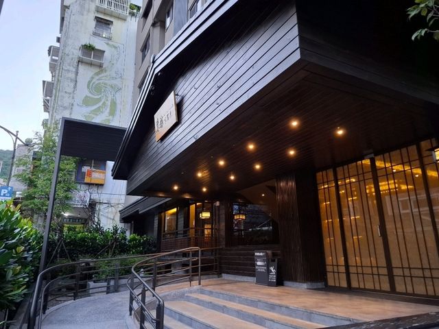 位於礁溪的【東旅京閣屋】，以純正日式風格打造，從建築外觀到室內設計，都散發著淡雅的和風氣息
