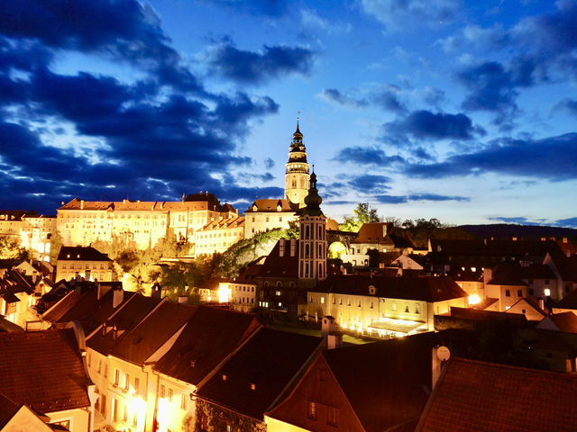 🌆 Evening Walk from the Fountain and Plague Column to Vyhlídka – Český Krumlov in Twilight Glow