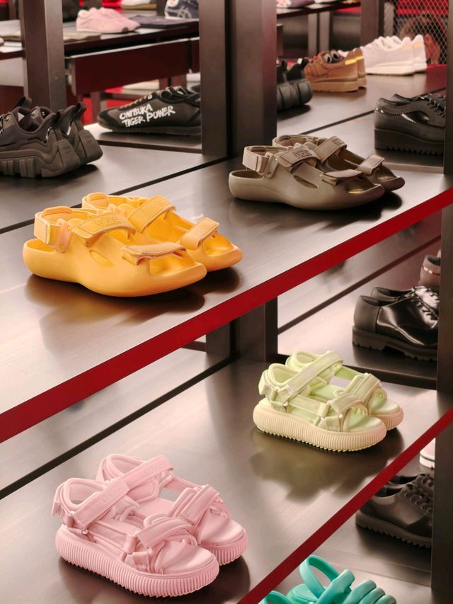 Onitsuka Tiger Concept Store with Embroidery Service?!