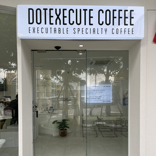 COFFEE.EXE ชลบุรี: คาเฟ่ขาวคลีน ฟีลแล็บกาแฟ 