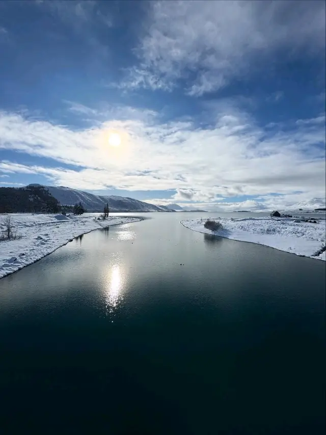 A Winter Wonderland of Turquoise and Snow-Capped Peaks