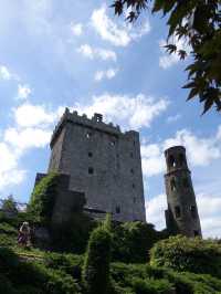 遊客排隊親石頭還要收費/布拉尼城堡