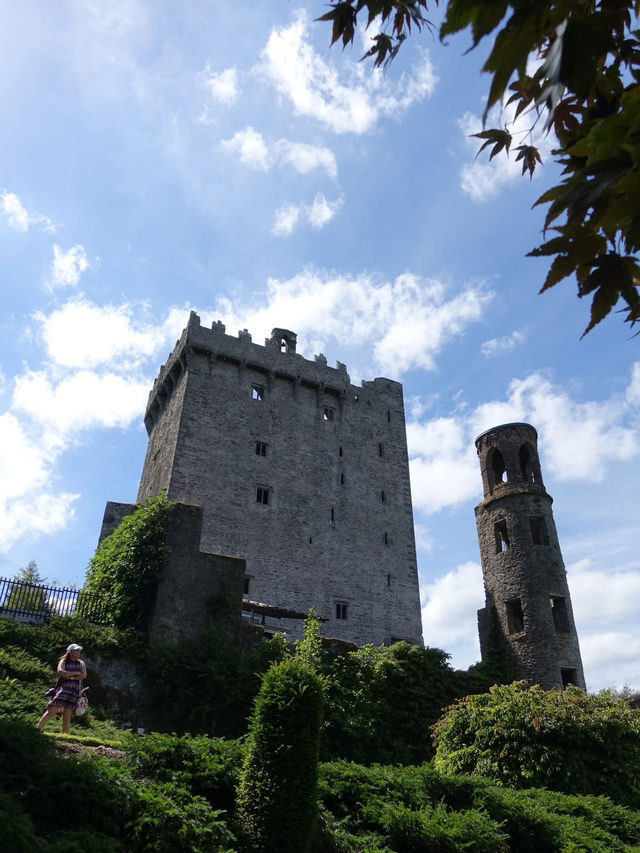 遊客排隊親石頭還要收費/布拉尼城堡