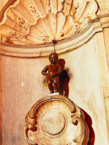 В поисках Брюсселя: три фонтана с "писающими" персонажами