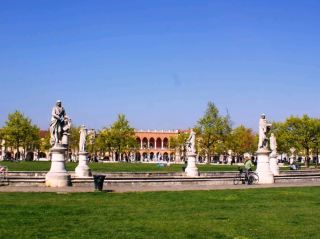 Padua – arcades and open squares