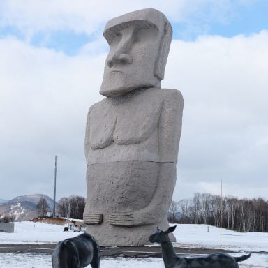 札幌のモアイ像 - 野原に佇むモアイ像群 | Trip.com 北海道