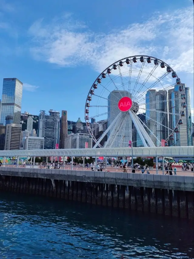 セントラル観覧車×プロムナード｜ロマンチックなビクトリア・ハーバーの昼と夜の絶景、香港必見のSNS映えスポット。