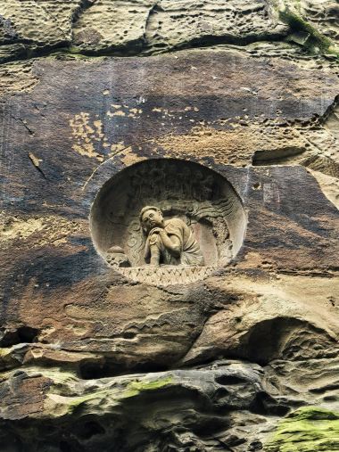 千年の歴史を持つ磨崖仏と「玉蟾（翡翠のヒキガエル）」を鑑賞