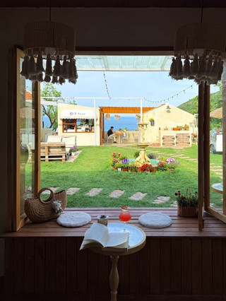 🌿 Qingdao! A beautiful cafe in the mountains with views so good you'll want to sit there all day. ☕⛰️