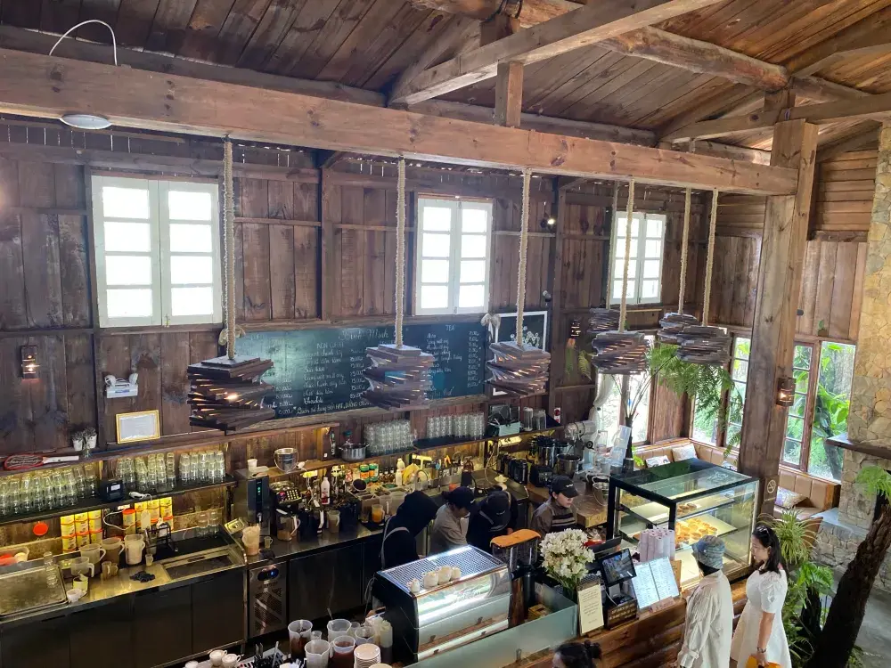 쌀쌀한 날, 아늑한 나무 은신처에서 시간을 보내세요 ☕️🌲
