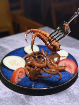 Former Chef of the 1990s runs a boutique steakhouse upstairs on the mountain road.