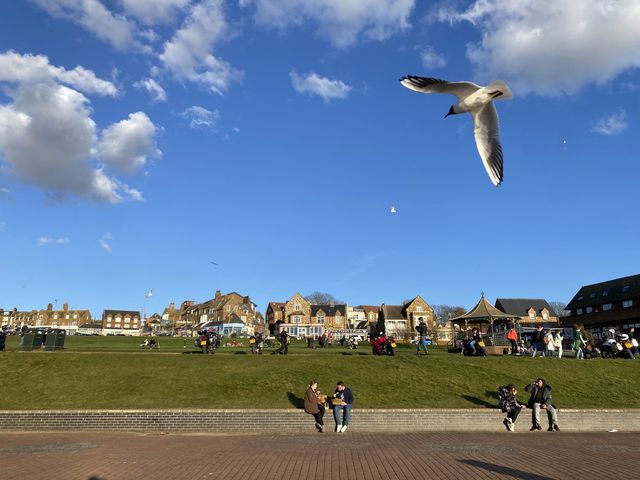  A Sun-Kissed Haven on the Norfolk Coast 🌊🐚