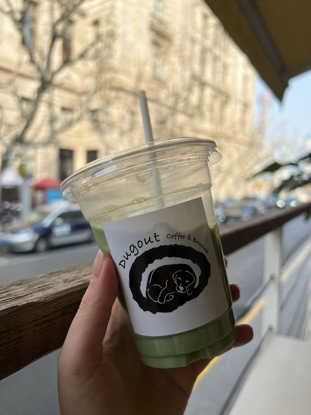 Chill brunch next to busy Bund ☕️