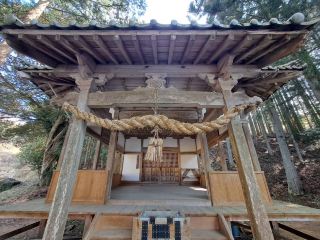 The sculpture of the shrine's dragon and the beach of white sand and blue pine are impressive