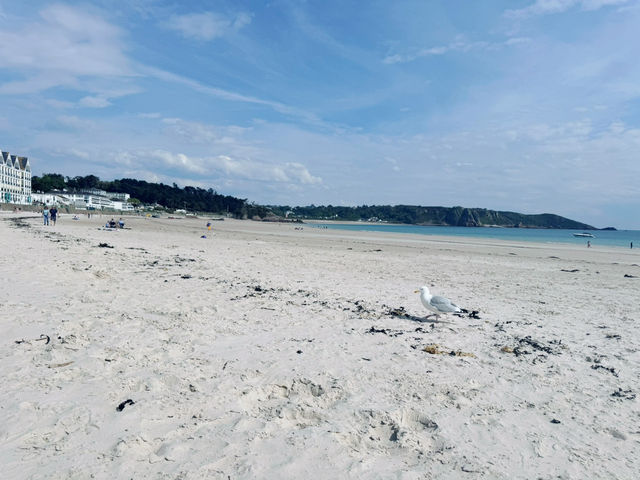 Soft Sand, Clear Water, Zero Stress – St. Brelade’s Bay Has It All