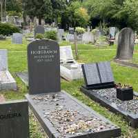 A Hauntingly Beautiful Oasis in London – Highgate Cemetery is Unforgettable!