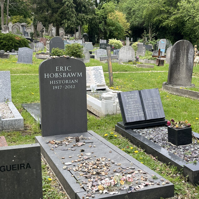 A Hauntingly Beautiful Oasis in London – Highgate Cemetery is Unforgettable!