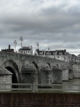 🌉✨ Мост Святого Серватия — прогулка по 2000-летней душе Маастрихта 🇳🇱🕰️