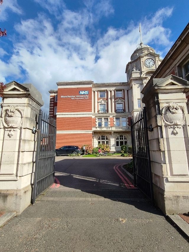 NHS Building at Manchester University: Elegance in Everyday Care NHS Building at Manchester University: Elegance in Everyday Care