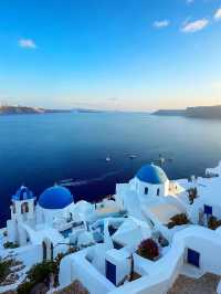 𝑬𝒔𝒄𝒂𝒑𝒆 𝒕𝒐 𝑺𝒂𝒏𝒕𝒐𝒓𝒊𝒏𝒊 - 𝑨 𝑫𝒓𝒆𝒂𝒎 𝒊𝒏 𝑩𝒍𝒖𝒆 & 𝑾𝒉𝒊𝒕𝒆