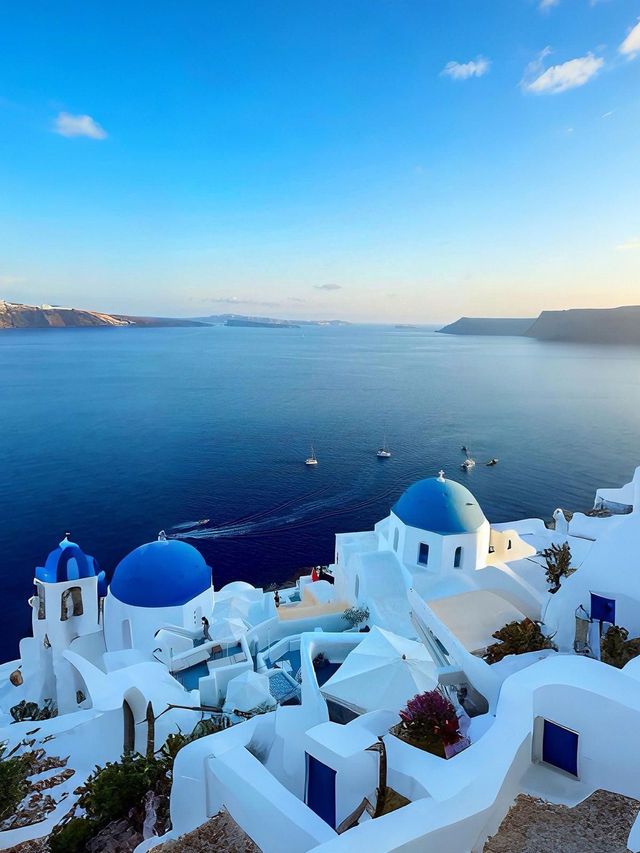 𝑬𝒔𝒄𝒂𝒑𝒆 𝒕𝒐 𝑺𝒂𝒏𝒕𝒐𝒓𝒊𝒏𝒊 - 𝑨 𝑫𝒓𝒆𝒂𝒎 𝒊𝒏 𝑩𝒍𝒖𝒆 & 𝑾𝒉𝒊𝒕𝒆