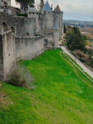 卡爾卡松是一座堡壘城市，每一塊石頭