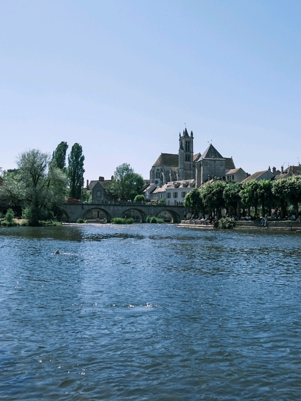 Moret-sur-Loing: เมืองยุคกลางริมน้ำ และรอยเท้าสุดท้ายของนโปเลียนก่อนคืนสู่อำนาจ