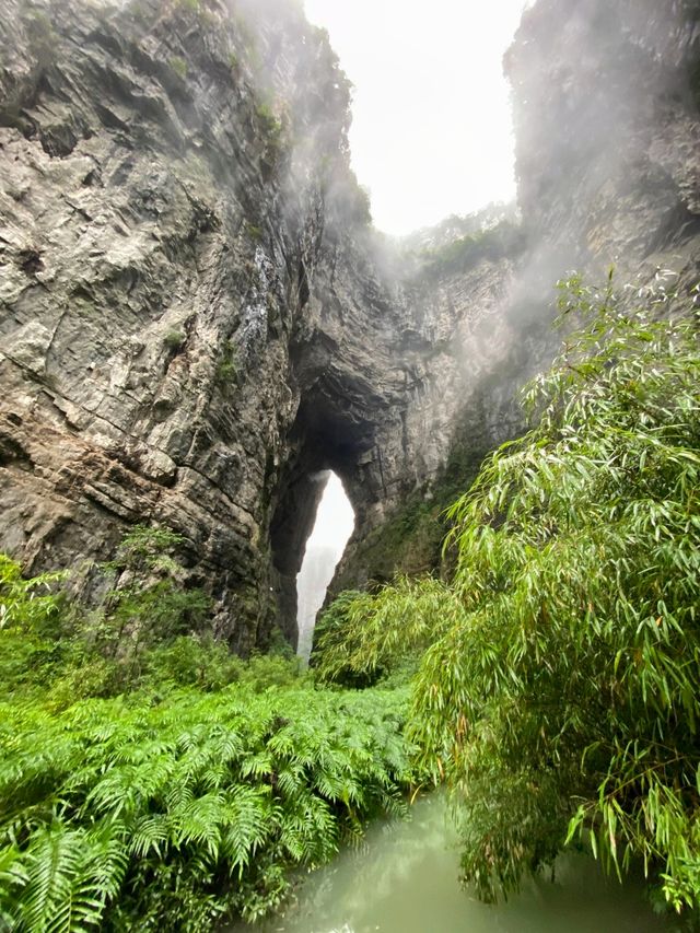 雨霧天的天坑地縫，絕美！