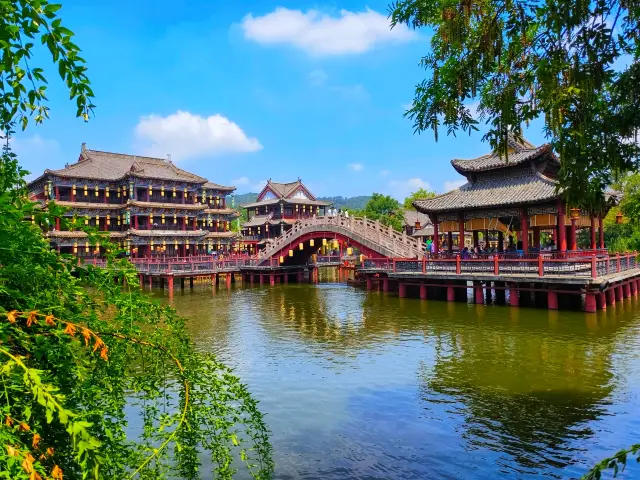 Qingming Shanghe Tu is one of the many scenic spots in Hengdian Film and Television City, smaller in scale than the Qingming Shanghe Garden in Kaifeng