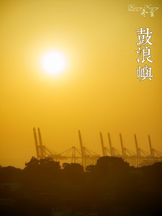 Patiently awaiting for a century, for your knowing smile — Gulangyu Island.