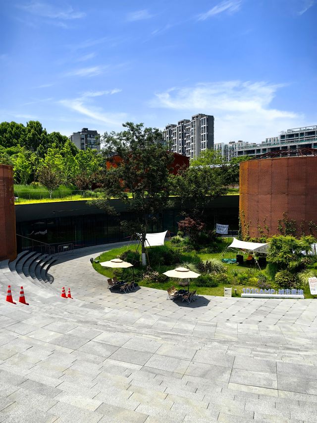 地下是停車庫｜地上是小河公園