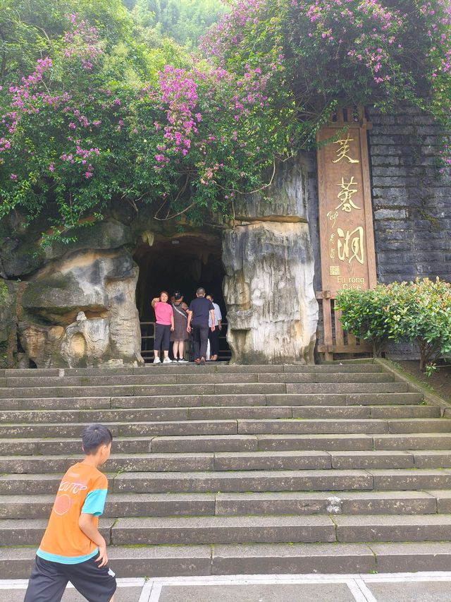武隆喀斯特芙蓉洞地貌，一座斑斓輝煌的地下藝術宮殿！